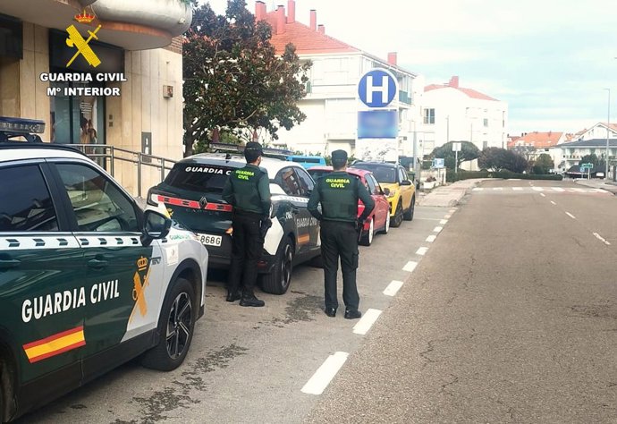 Patrulla de la Guardia Civil en Arnuero