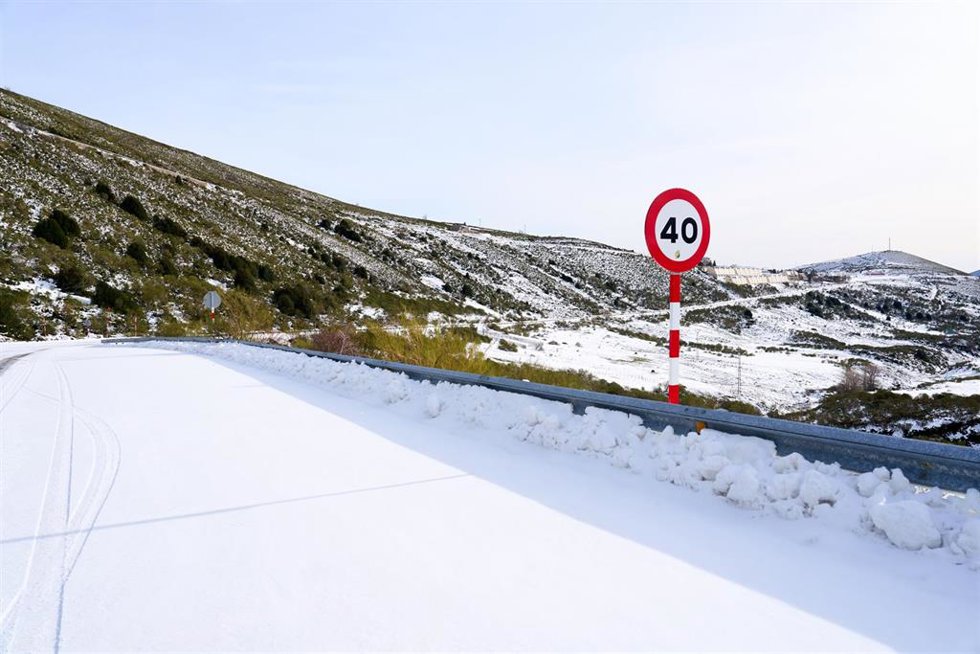 Archivo - Una carretera nevada en la estación de esquí y montaña de Alto Campoo