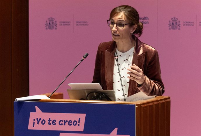 A Ministra da Saúde, Mónica García, discursa na inauguração da conferência "Eu acredito em você! Construindo sistemas de saúde que colocam mulheres e meninas sobreviventes no centro', no Ministério da Saúde, em 20 de novembro de 2025, em Madri.
