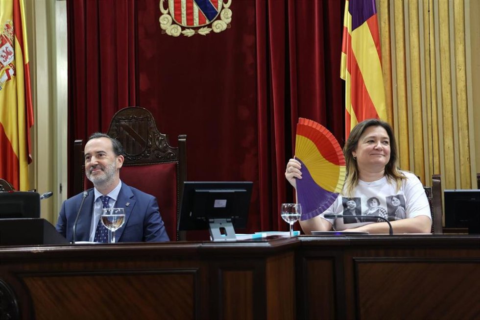 Archivo - Le Senne junto a Mercedes Garrido, ataviada con una camiseta de las Rojas del Molinar