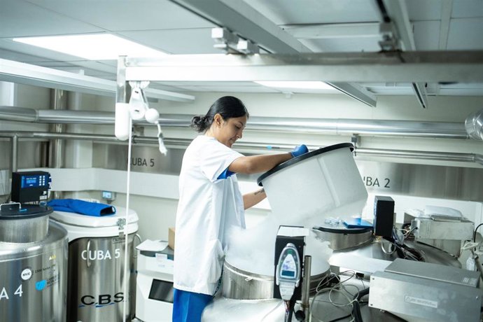 Archivo - Una mujer trabajando en un hospital de Barcelona