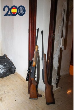 Archivo - Armas intervenidas durante el despliegue policial en una vivienda de Alhama de Murcia (Murcia)