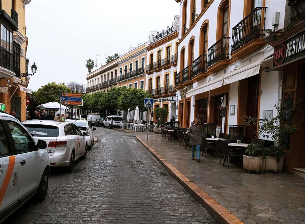 Archivo - Varios taxis estacionados en una parada cercana a la Puerta de la Carne, en foto de archivo.