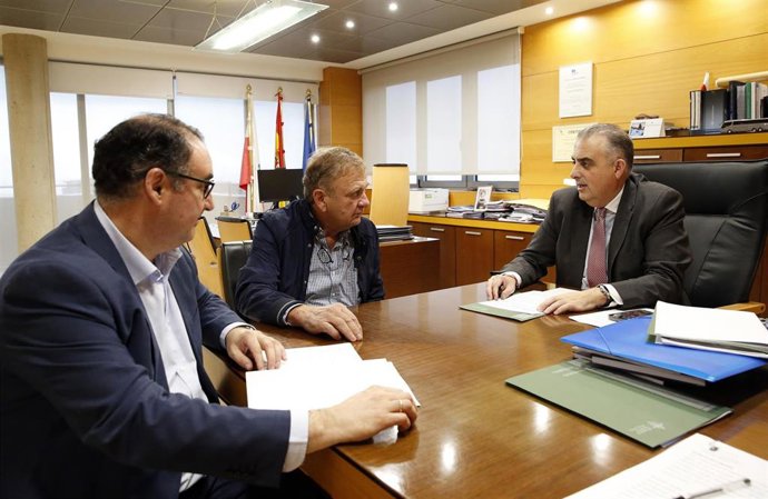 El consejero de Fomento, Vivienda, Ordenación del Territorio y Medio Ambiente, Roberto Media, recibe al alcalde de Valdáliga.