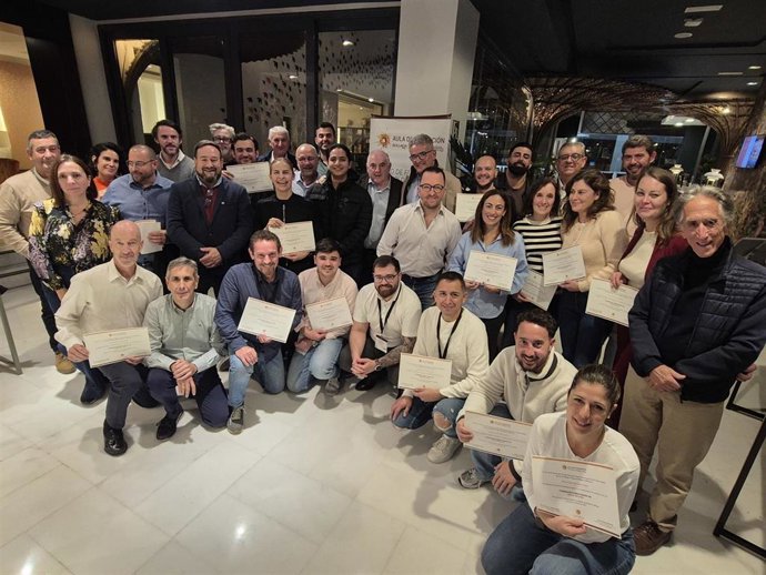 Las sesiones teóricas se han desarrollado en el Museo del Vino Málaga, sede del Consejo Regulador, mientras que las actividades prácticas han incluido visitas a viñedos, bodegas y zonas de producción en la Axarquía, Zona Norte y Montes de Málaga