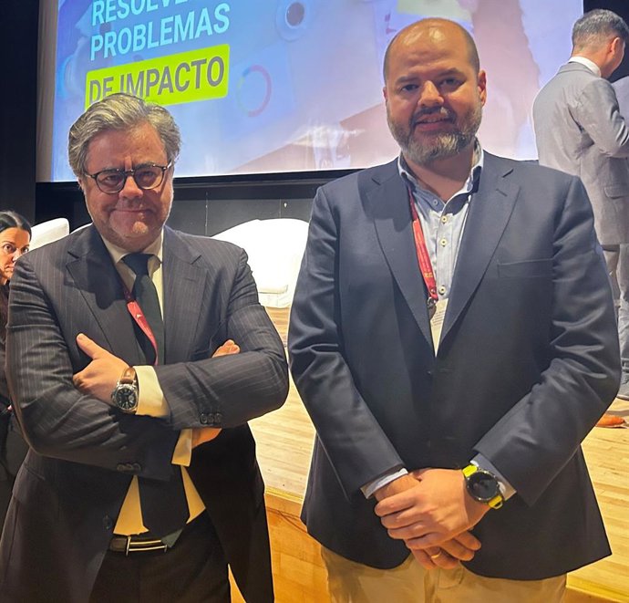 Izda, Antonio Navarro, presidente ejecutivo de Miriad Global. Dcha, Javier Robles, director general de la línea de negocio Miriad Systems