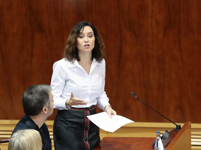 La presidenta de la Comunidad de Madrid, Isabel Díaz Ayuso, interviene durante una sesión plenaria en la Asamblea de Madrid, a 6 de noviembre de 2025, en Madrid (España). 