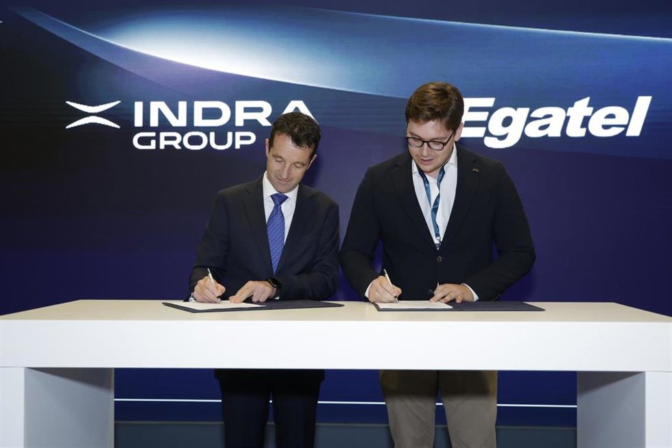 Archivo - (I-D) El Presidente De Indra, Ángel Escribano, Y El Consejero Delegado De Egatel, Yago Novoa, Durante La Firma Del Acuerdo Estratégico Entre Ambas Compañías.