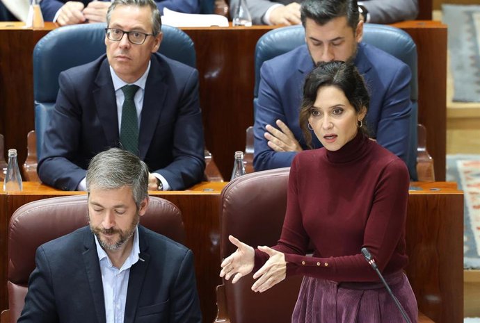 La presidenta de la Comunidad de Madrid, Isabel Díaz Ayuso, durante un pleno en la Asamblea de Madrid, a 13 de noviembre de 2025, en Madrid (España). 