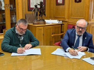 El delegado de Justicia, Administración Local y Función Pública de la Junta en Granada, Luis Recuerda, y el alcalde de Santa Fe, Juan Cobos, han suscrito el convenio.