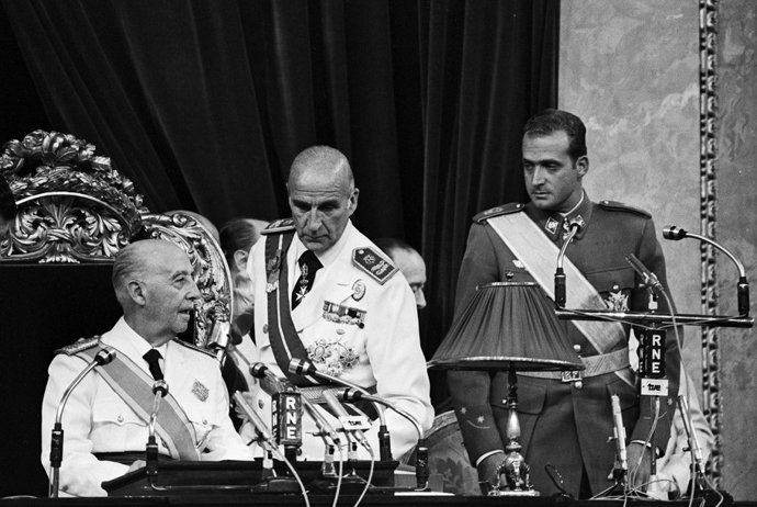 Franco toma juramento del Príncipe Juan Carlos de Borbón, al que ha designado como su sucesor en la jefatura de Estado ante las Cortes. Era el 23 de julio de 1969