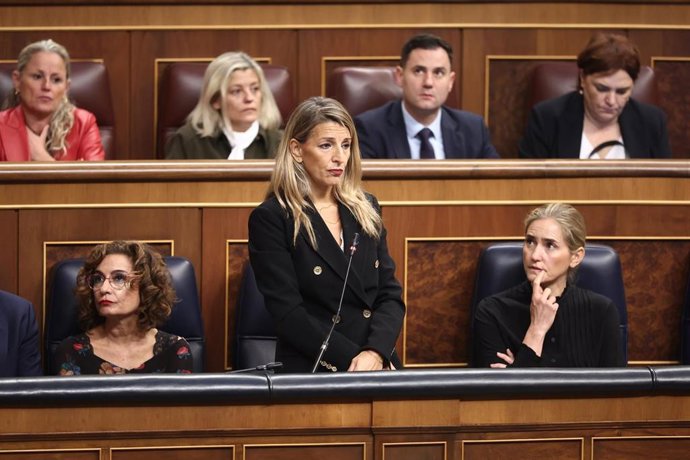 La vicepresidenta segunda y ministra de Trabajo, Yolanda Díaz, durante una sesión de control, en el Congreso de los Diputados, a 29 de octubre de 2025, en Madrid (España). 