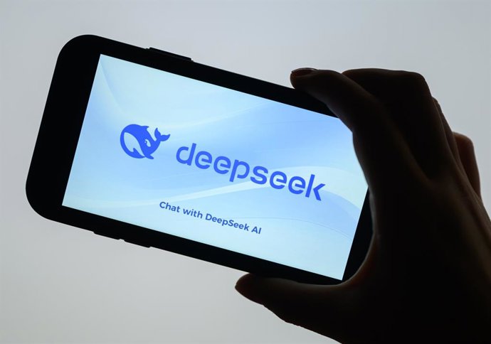 Archivo - FILED - 28 de janeiro de 2025, Brandemburgo, Sieversdorf: O logotipo da start-up chinesa de IA DeepSeek pode ser visto em um smartphone em Brandenburg. Foto: Patrick Pleul/dpa