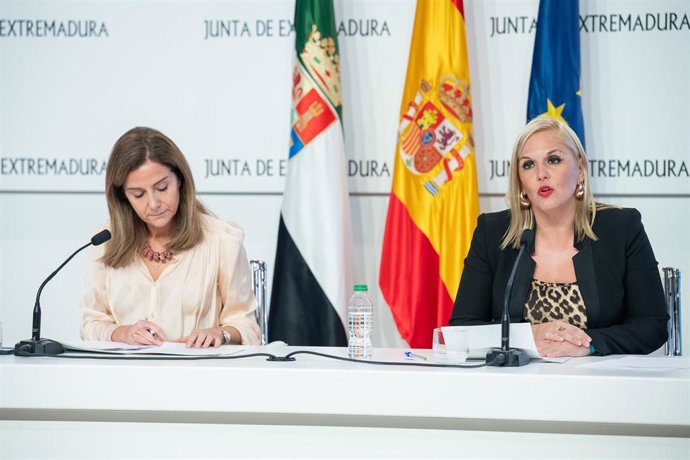 La consejera de Hacienda y Administración Pública, Elena Manzano, en rueda de prensa junto a la secretaria general de Hacienda y Administración Pública, Inmaculada Núñez, para informar sobre la organización de las elecciones autonómicas del 21D