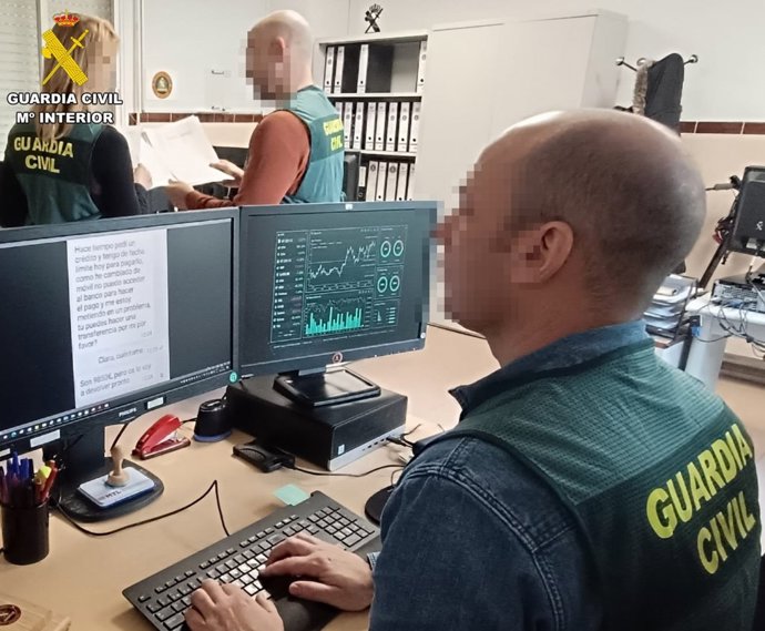 Agente de la Guardia Civil frente a un ordenador
