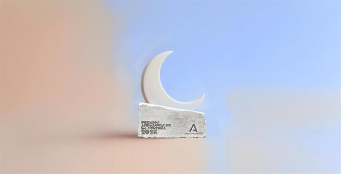 Estatuílla de los primeros Premios Andalucía de Cultura de la Junta.