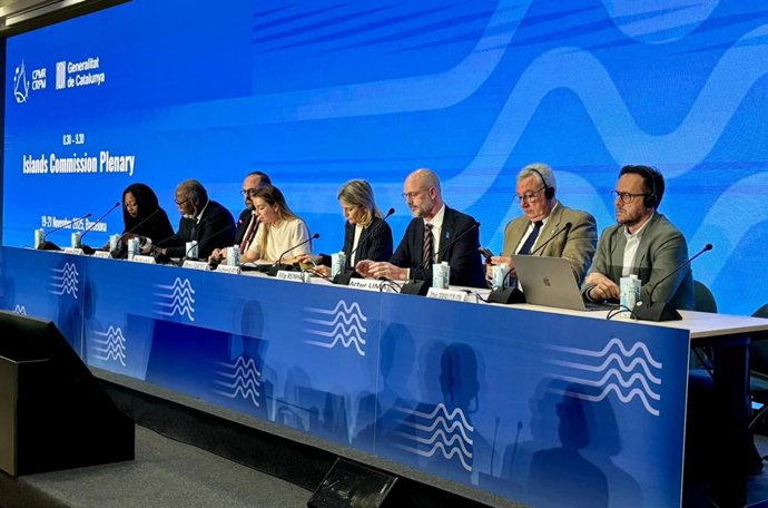 El viceconsejero del Gabinete de Presidente de Canarias, Octavio Caraballo (d), en una reunión de la Comisión de Islas de la UE