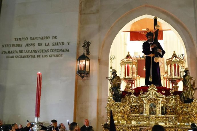 El paso del Señor de Los Gitanos sale su santuario en la pasada madrugada del Viernes Santo.