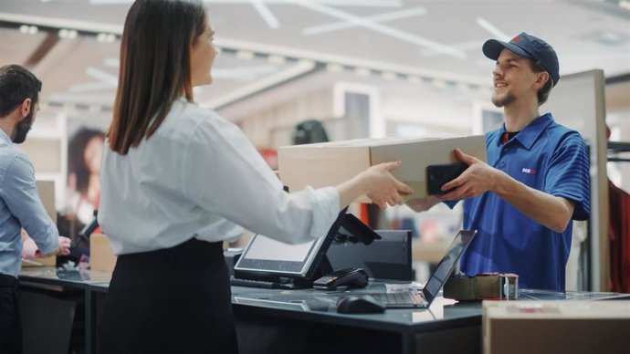 Empleado de MRV realizando una devolución en tienda.