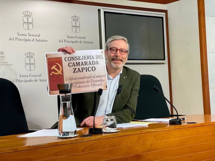 El diputado regional de Vox Asturias, Javier Jové, durante la rueda de prensa de este jueves en la Junta General.