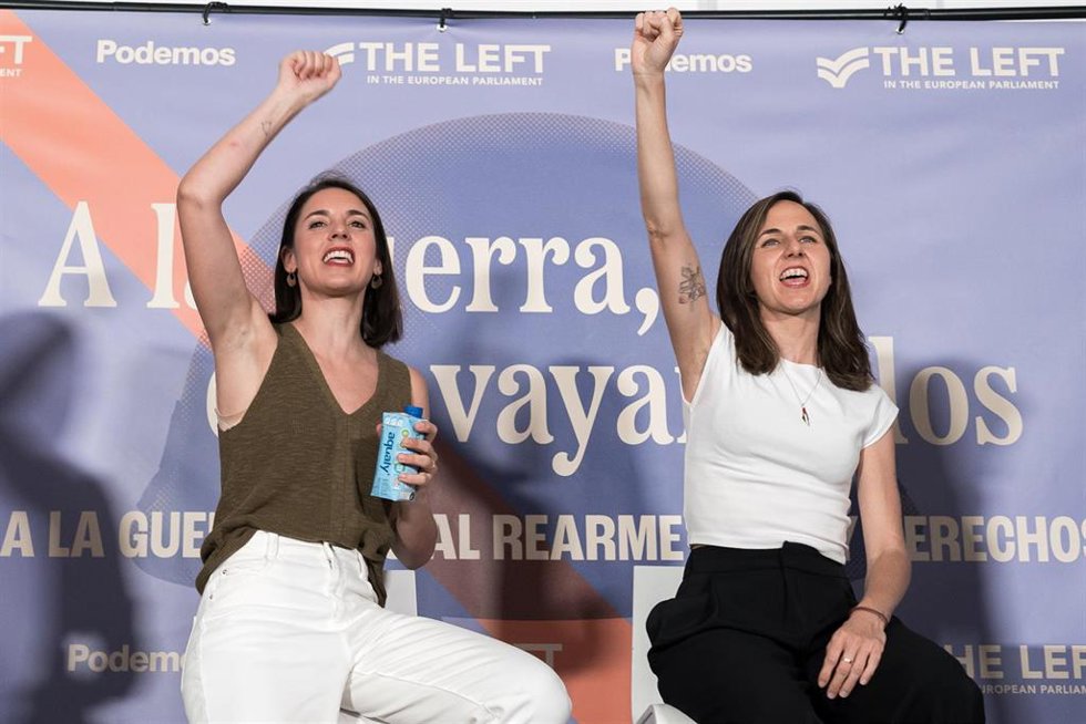 Archivo - La eurodiputada de Podemos Irene Montero (i), y la líder de Podemos, Ione Belarra (d), durante un acto organizado por Podemos y el grupo The Left en el Parlamento Europeo, a 19 de junio de 2025, en Madrid (España). 