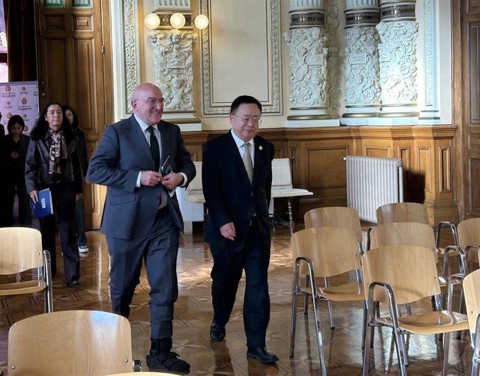 En primer plano, el alcalde de Valladolid, Jesús Julio Carnero, y el vicepresidente de la Cámara China de Comercio para la Mecánica y la Electrónica, Shi Yonghong.