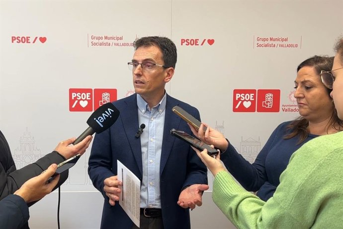 El portavoz del Grupo Municipal Socialista en el Ayuntamiento de Valladolid, Pedro Herrero, atiende a los medios de comunicación.