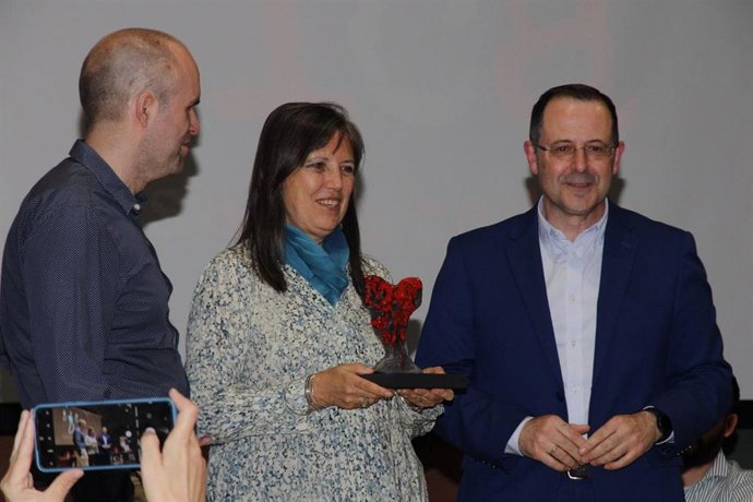 La escritora Claudia Piñeiro recibiendo un galardón.