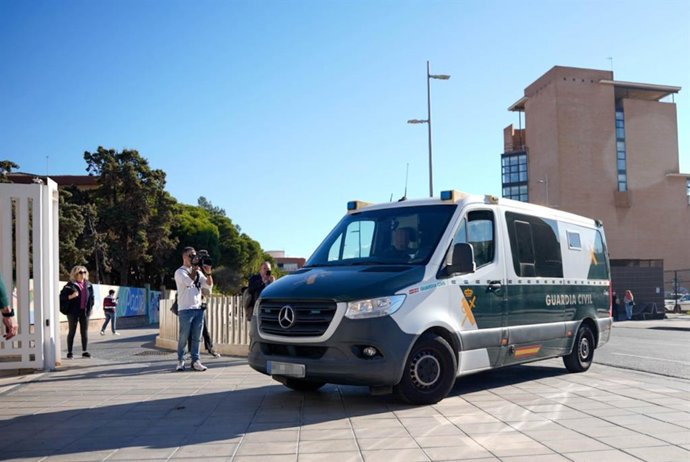 Un furgón de la Guardia Civil accede a la Ciudad de la Justicia de Almería.