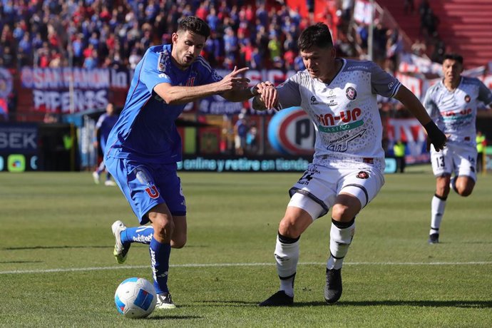 Futbol, Universidad de Chile vs Deportes Limache Fecha 27, Liga de primera 2025. El jugador de Deportes Limache  Alfonso Parot, derecha, disputa el balon contra Lucas Di Yorio de Universidad de Chile durante un partido de la liga de primera disputado en