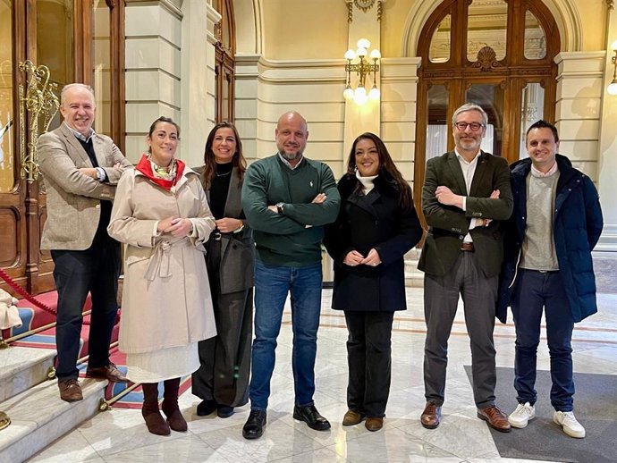 El portavoz nacional del Campo de Vox, Rodrigo Alonso, junto a integrantes de Vox Asturias en la Junta General.