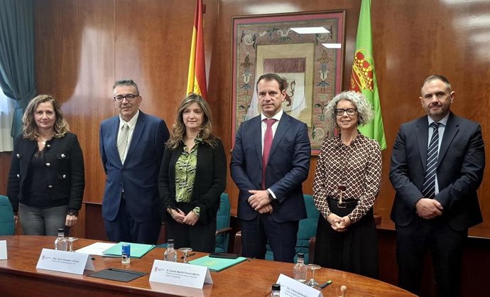 En el centro, de izquierda a derecha, la rectora de la ULE, Nuria González, y el director territorial de Banca de Empresas Centro y Expansión de Unicaja, Carlos Martín-Forero, durante la renovación del acuerdo financiero entre ambas entidades.