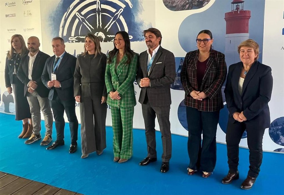 La consejera Carmen Conesa y la alcaldesa Noelia Arroyo, con autoridades y representantes del sector hotelero