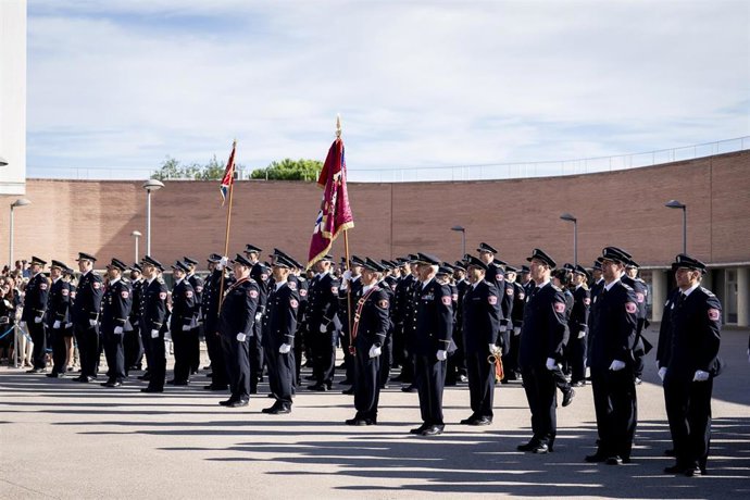 Archivo - Varios policías en posición, durante el acto de nombramiento de los 134 agentes de la Policía Municipal
