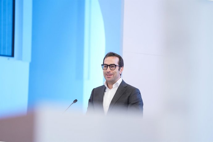 El ministro de Economía, Comercio y Empresa, Carlos Cuerpo, interviene dentro del acto inaugural del foro ‘Avanzando hacia la incertidumbre’. A 20 de noviembre de 2025, en Carmona, Sevilla (Andalucía, España). El Observatorio Económico de Andalucía, OEA, 