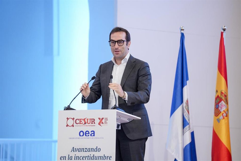 El ministro de Economía, Comercio y Empresa, Carlos Cuerpo, interviene dentro del acto inaugural del foro Avanzando hacia la incertidumbre. A 20 de noviembre de 2025, en Carmona, Sevilla (Andalucía, España). El Observatorio Económico de Andalucía, OEA