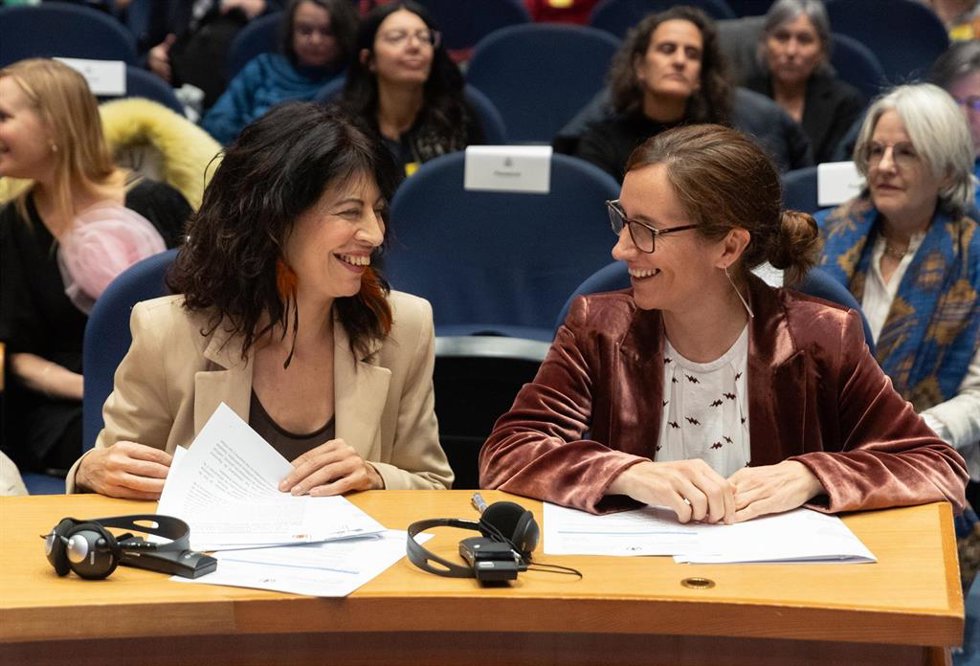 La ministra de Igualdad, Ana Redondo , y la ministra de Sanidad, Mónica García .