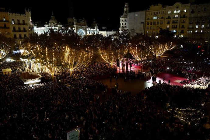 Archivo - Encendido de la iluminación navideña de la plaza del Ayuntamiento de Valencia, a 4 de diciembre de 2024