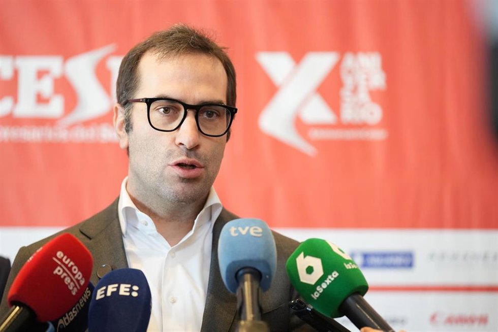 El ministro de Economía, Comercio y Empresa, Carlos Cuerpo, atiende a los medios tras el acto inaugural del foro Avanzando hacia la incertidumbre. A 20 de noviembre de 2025, en Carmona, Sevilla (Andalucía, España).