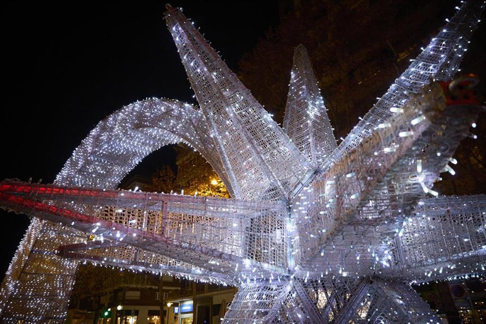 Archivo - Estrella instalada entre la calle Cea Bermúdez y la plaza Cristo Rey, a 23 de diciembre de 2024, en Madrid (España). El alumbrado de la capital ilumina más de 230 emplazamientos de los 21 distritos, y es respetuoso con la sostenibilidad ambien