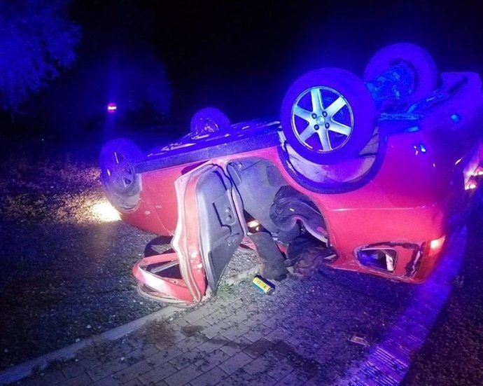 Coche volcado tras huir de un control
