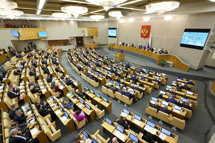 RÚSSIA, MOSCOU - 12 DE NOVEMBRO DE 2025: Oksana Lut, Ministra da Agricultura da Rússia, discursa em uma reunião plenária da Duma Estatal Russa