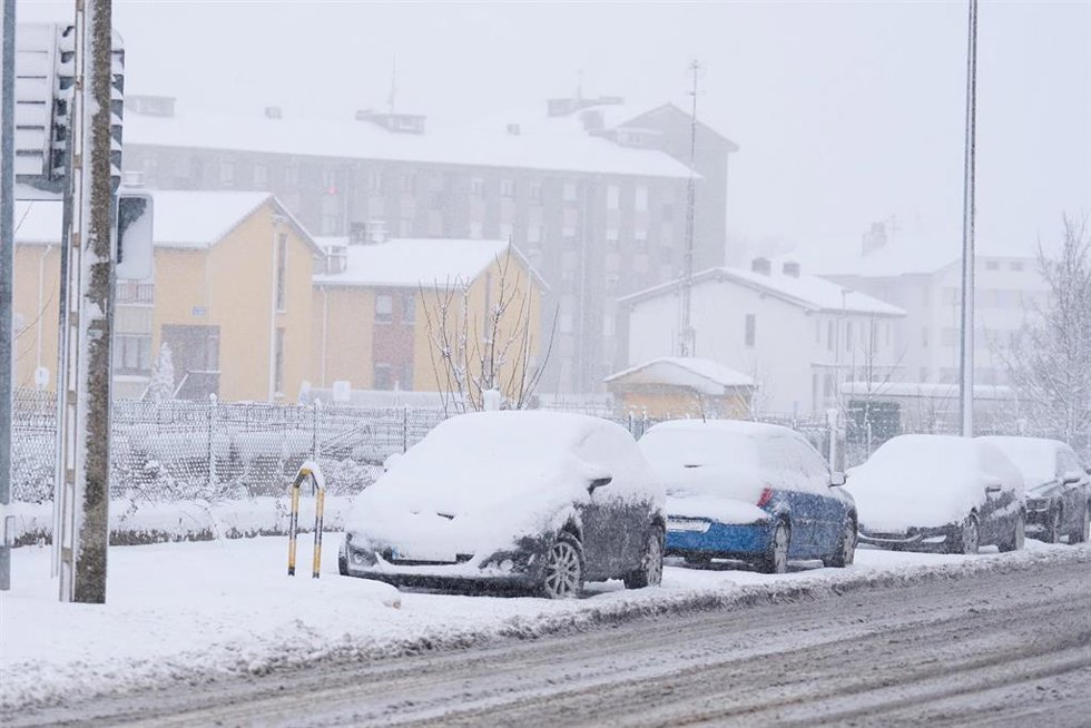 Archivo - Coches cubiertos de nieve en Cantabria en foto de archivo