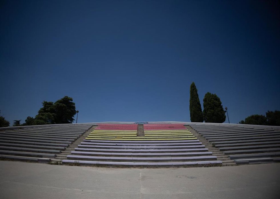 Archivo - La bandera republicana pintada en el graderío del parque de Las Cruces, a 17 de julio de 2025, en Madrid (España). Una enorme bandera republicana ha sido repintada en el graderío del estanque del parque de Las Cruces, que hace de frontera entr