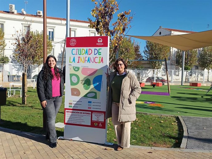 Las delegadas municipales, Susana Fajardo y Laura Iglesias, asisten a la apertura de la Ciudad de la Infancia a los centros educativos de Mérida