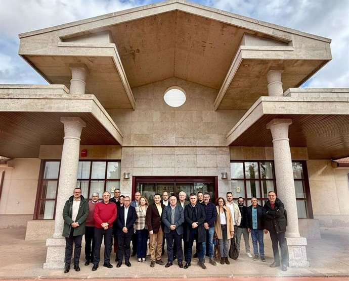 Foto de familia de la reunión constitucional de la Interprofesional Vitivinícola de Castilla-La Mancha.