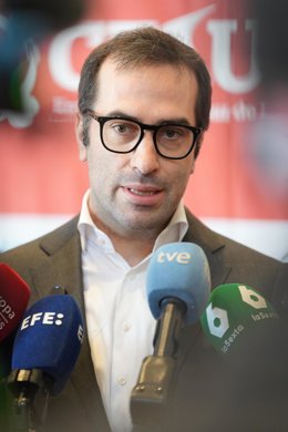 El ministro de Economía, Comercio y Empresa, Carlos Cuerpo, atiende a los medios tras el acto inaugural del foro ‘Avanzando hacia la incertidumbre’. A 20 de noviembre de 2025, en Carmona, Sevilla (Andalucía, España). El Observatorio Económico de Andalucía