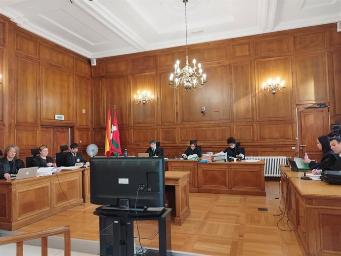 Archivo - Primera sesión del juicio a un monitor de surf por abusos a menores en la Sección Tercera de la Audiencia de Gipuzkoa.