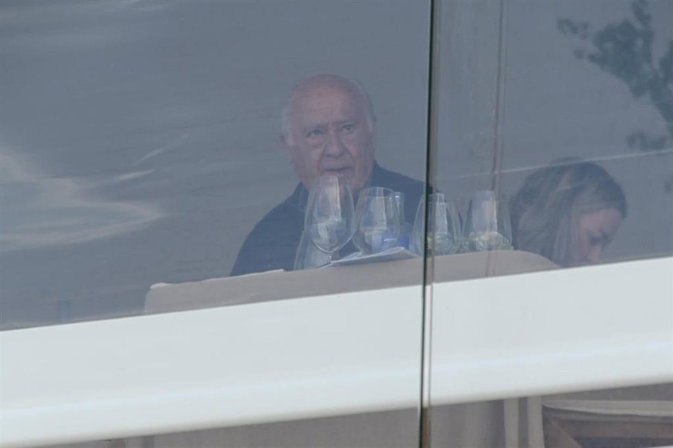 Archivo - La presidenta de Inditex, Marta Ortega, y el empresario Amancio Ortega durante la celebración en el centro hípico de Casas Novas en A Coruña, a 12 de julio de 2023, en A Coruña, Galicia (España).