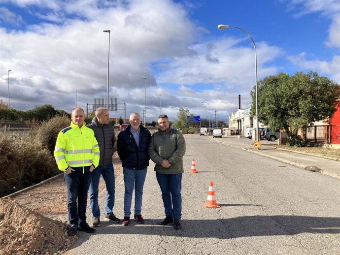 En marcha las obras de refuerzo del firme y regularización de calzada de la calle Serón, en el Polígono Industrial La Portalada